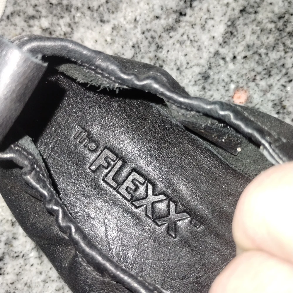 The Flexx NWT leather lace up sneaker size 8, black white laces